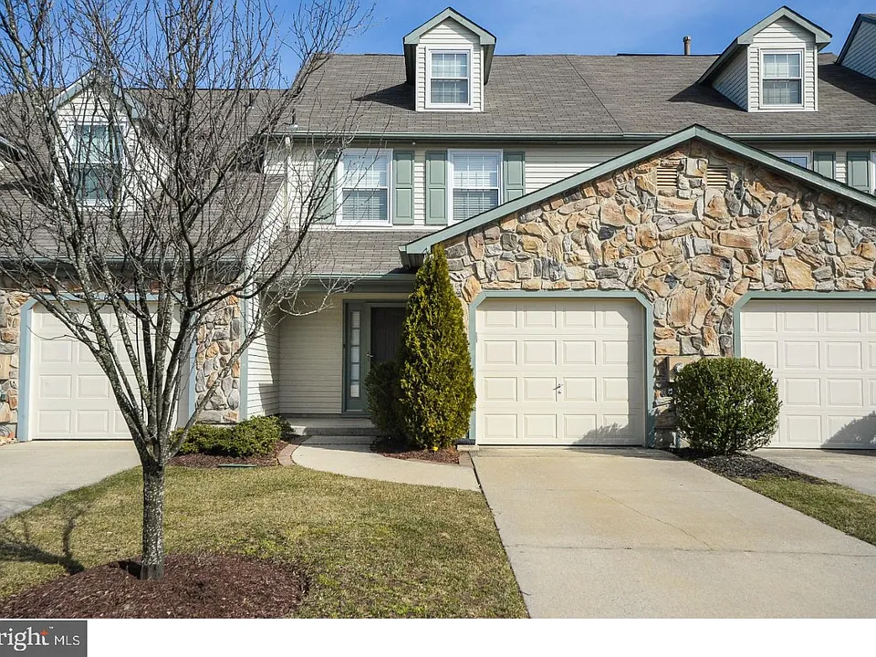 102 Hazelwood Ln