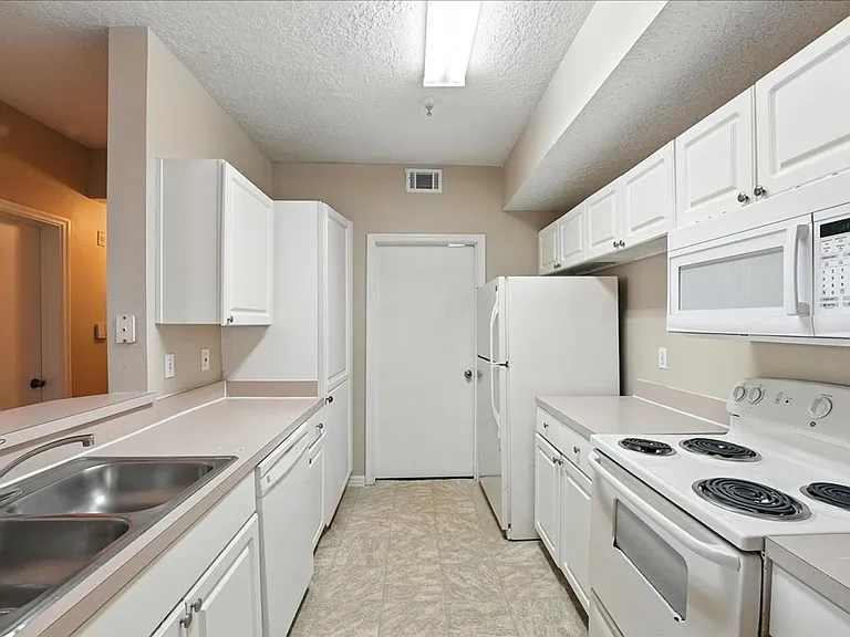5560 Metrowest Blvd #108 — Photo 5