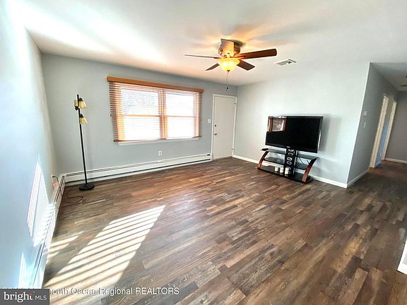 5th image of 204 Lawrence Dr