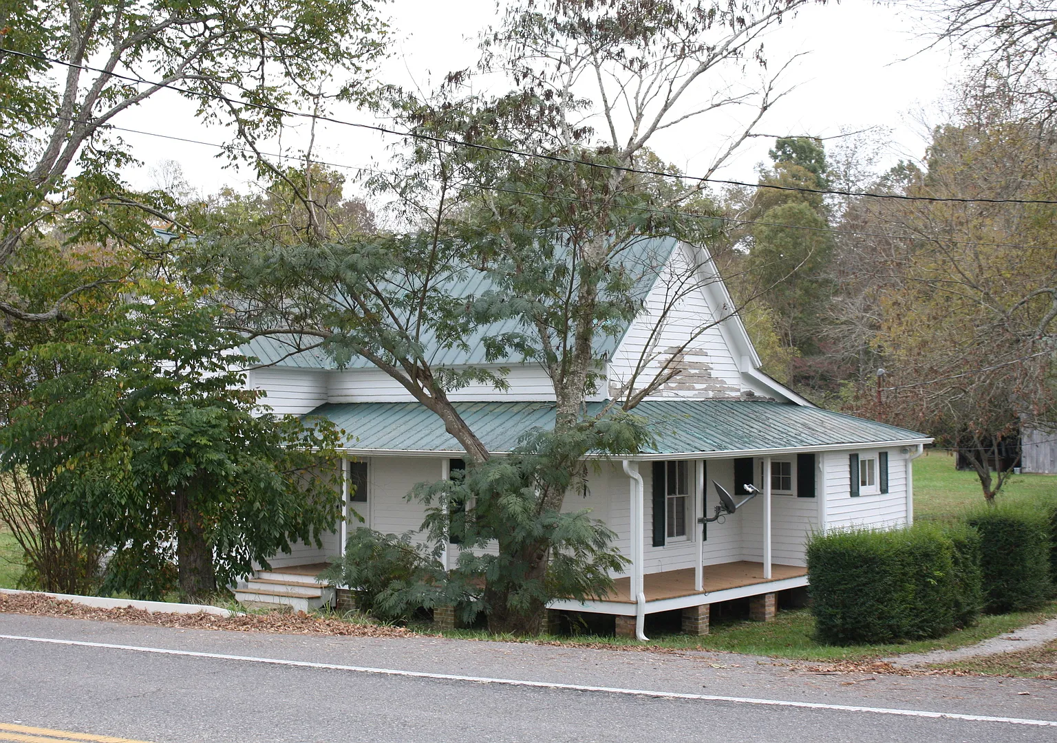 3 bed, 1.0 bath, 1300 sqft, $1,600 — Photo 1