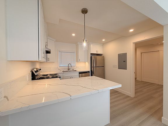 4th image of 303 Pine Ave #9