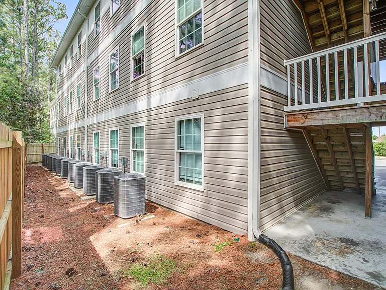 Hemingway Apartments — Photo 8
