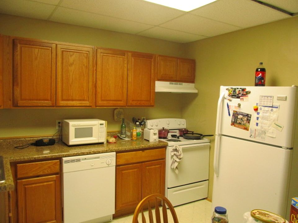 1003 kitchen has eating area