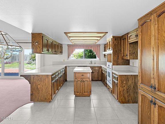 5th image of 701 Foxenwood Dr