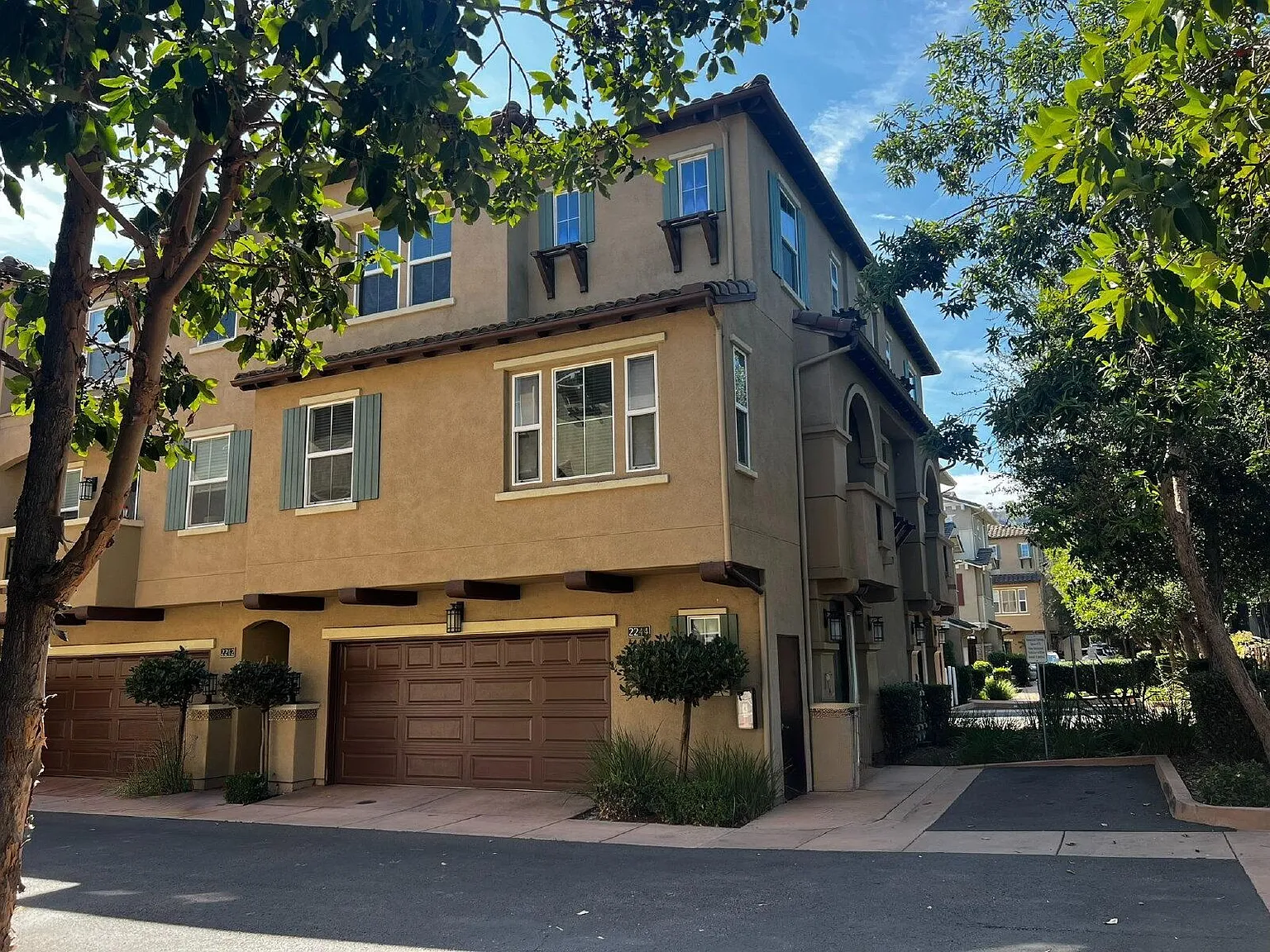 3 bed, 3.0 bath, 1253 sqft, $3,800 — Photo 1