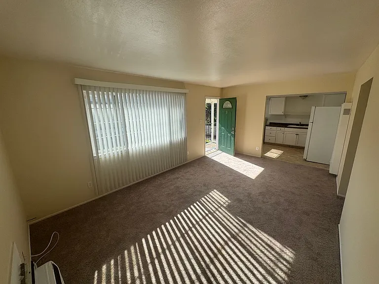 Las Palmas Apartments — Photo 5