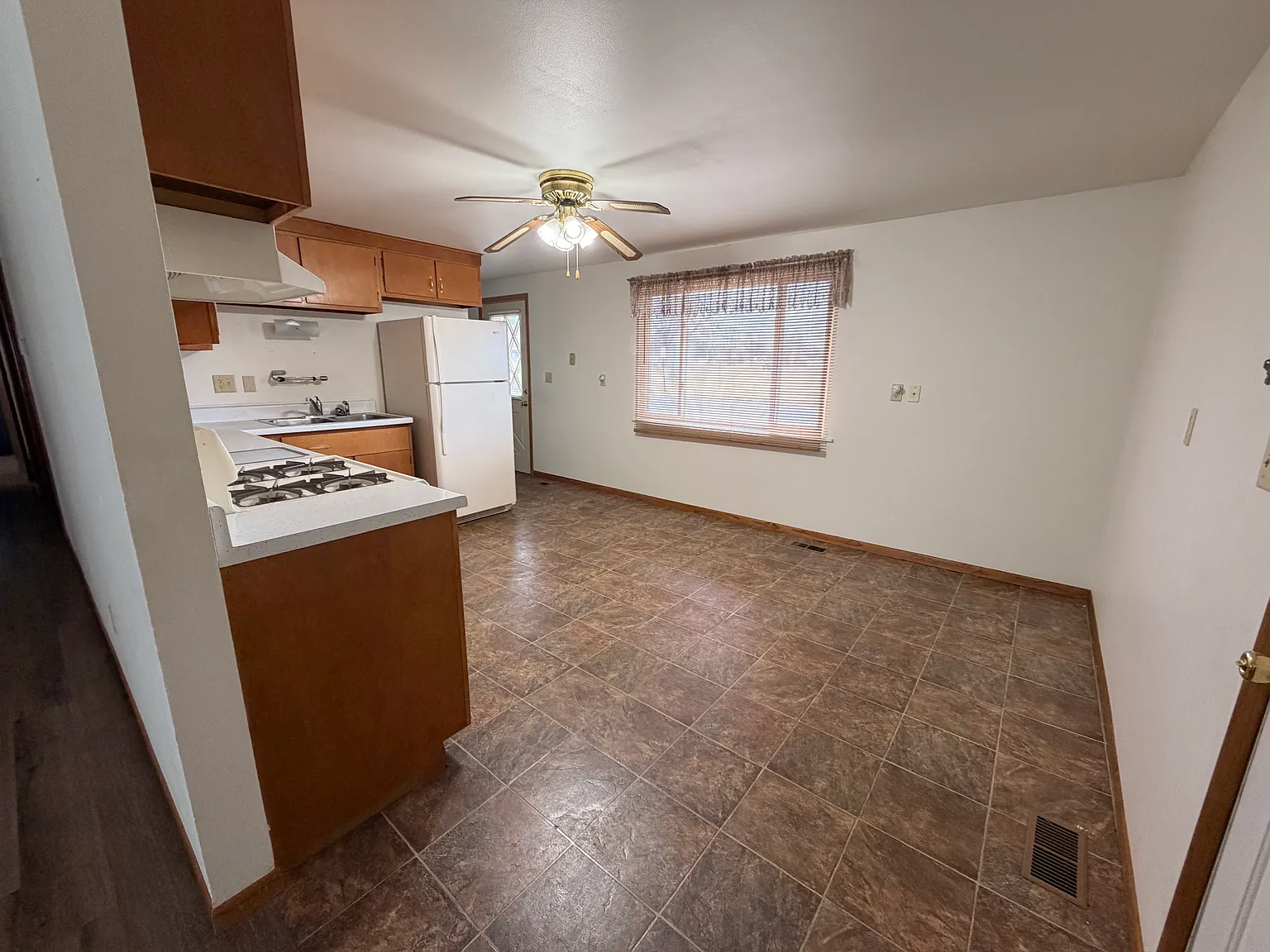 3 bed, 1300 sqft, $1,400 — Photo 3