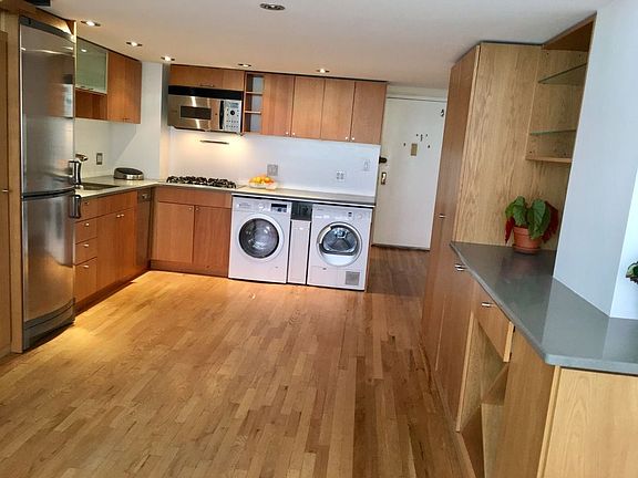 2nd image of 100 W 72nd St APT 2E