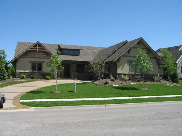 208 Earhart Cir, Lawrence, KS 66049