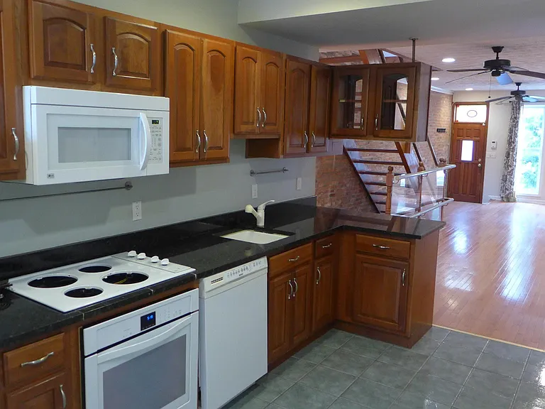 713 Portland St — Photo 2