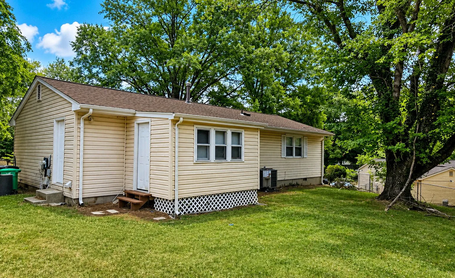 Fantastic!! 4 bedroom 1.5 bath — Photo 2