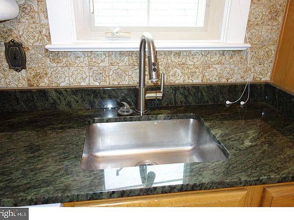 5th image of 220 Maiden Ln