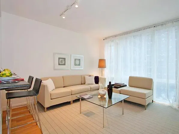 320 W 38th St APT 907, New York, NY 10018