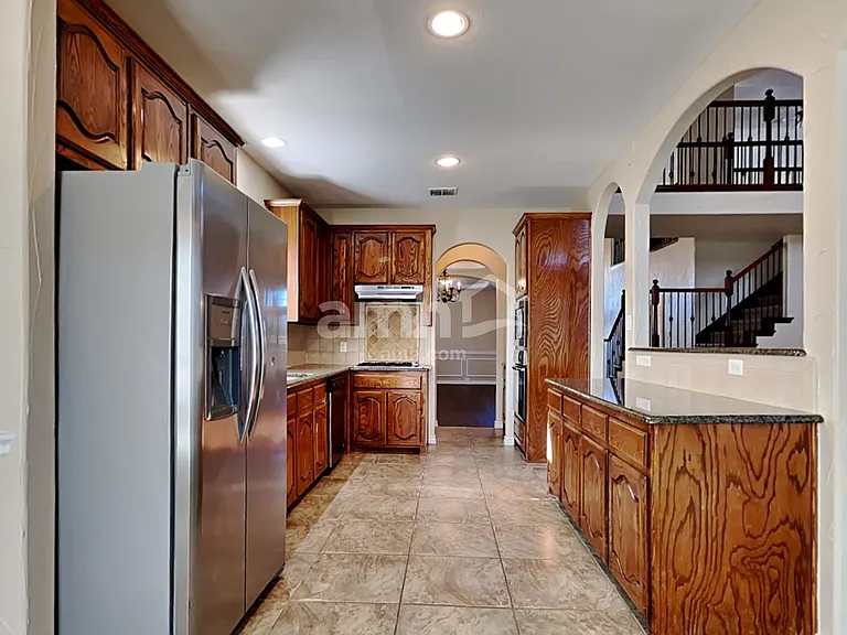 404 Roundrock Ln — Photo 3