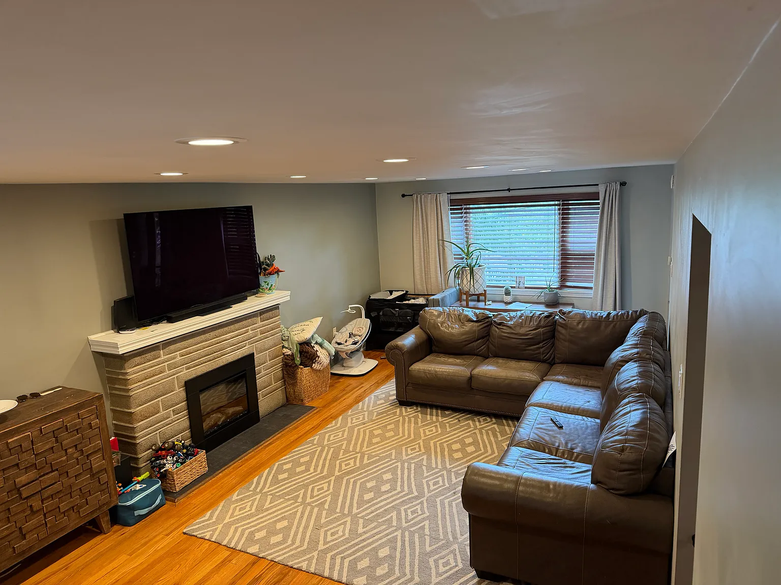 4 bed, 2.5 bath, 2050 sqft, $2,595 — Photo 4