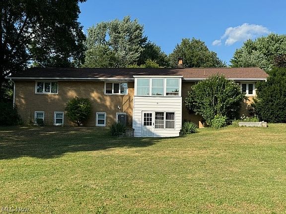 3rd image of 919 Shady Ln NE