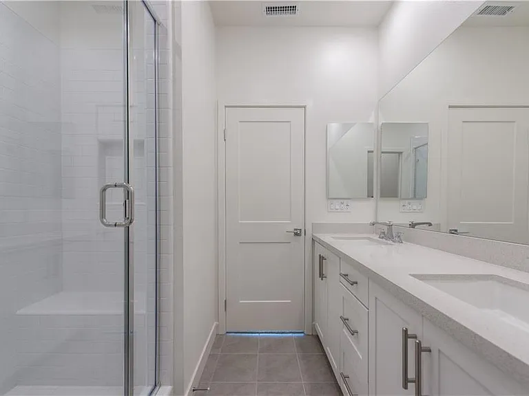 2317 W Broadway #32 — Photo 9