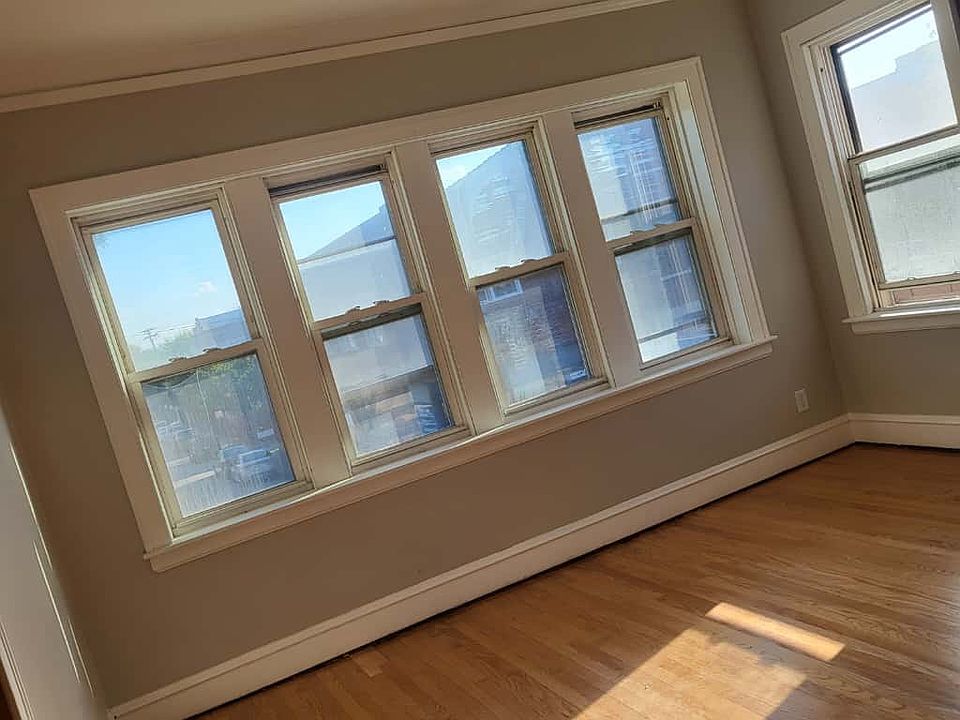 Living room with execellent natural light