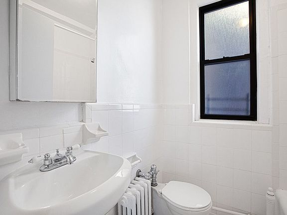 4th image of 208 W 23rd St APT 1016