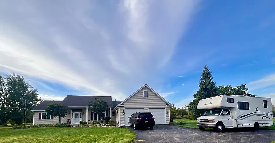 1 bed, 1.5 bath, 4250 sqft, $2,200 — Photo 2