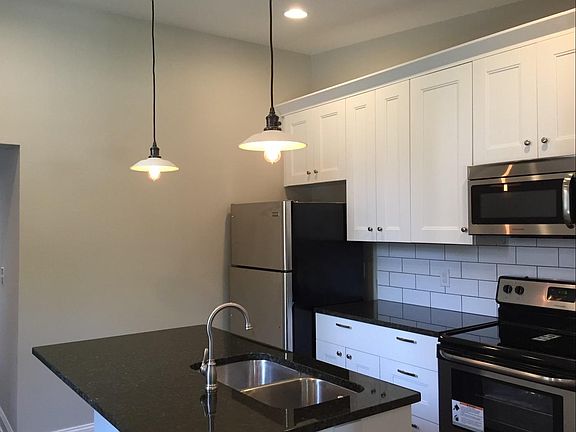 3rd image of 556 Bradley St #556