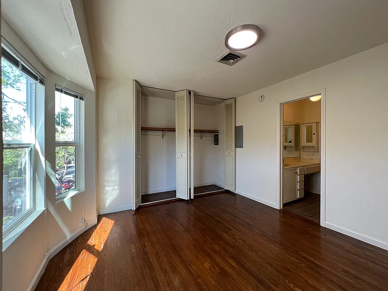 2541-2569 Le Conte Ave — Photo 35