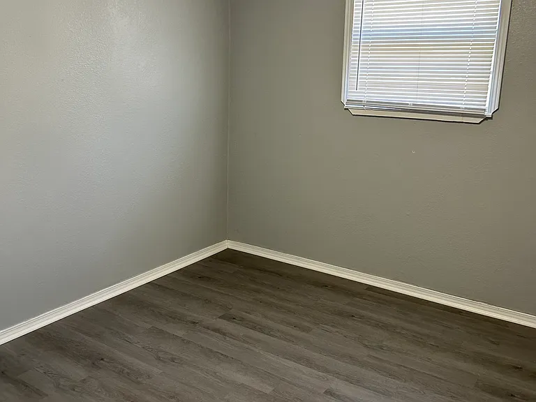 429 E Symmes St — Photo 7