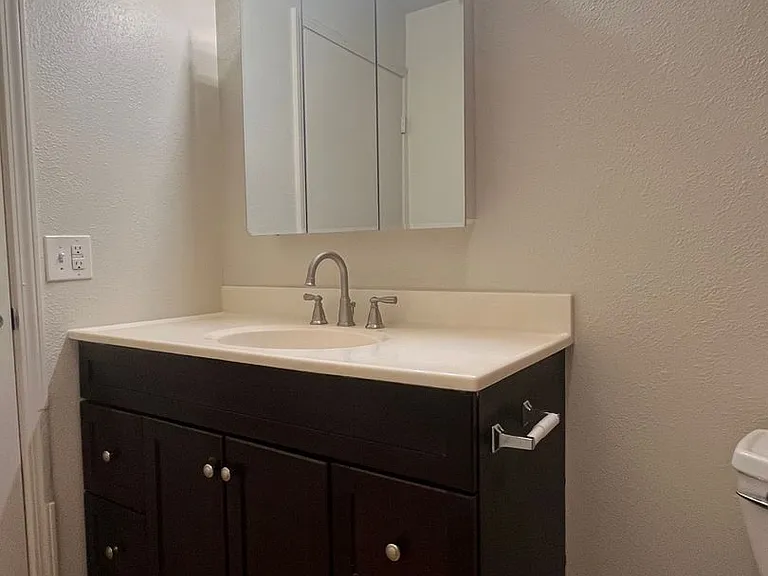 2555 W Steele Ln — Photo 11