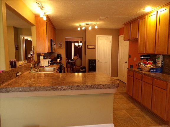 4th image of 303 Coronation Dr