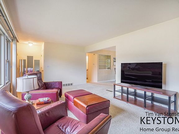 2nd image of 2621 Algonquin Ct NE