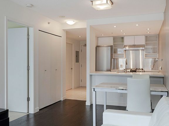5th image of 939 Expo Blvd #809