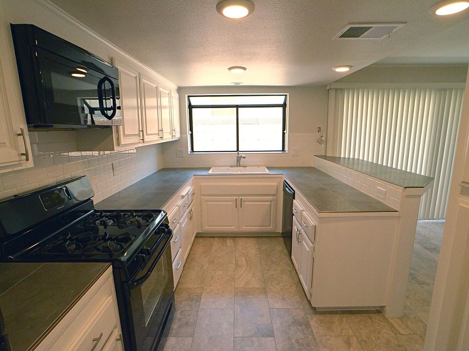 great kitchen opens up to dining room, sliders to patio, bar for extra seating and bay window for plants or herbs