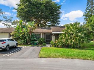39 Seminole Ct E, Royal Palm Beach, FL 33411