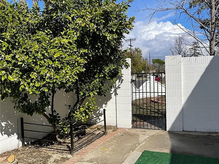 7359 Amestoy Ave — Photo 26
