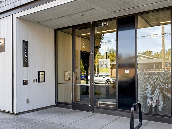 2nd image of 4262 SE Belmont St APT 201