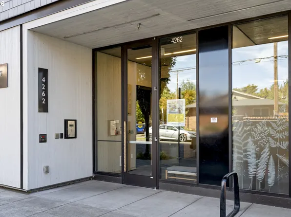 4262 SE Belmont St APT 201, Portland, OR 97215