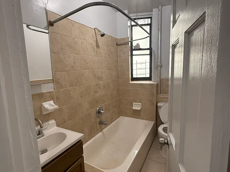 2376 Ryer Ave #1A — Photo 2