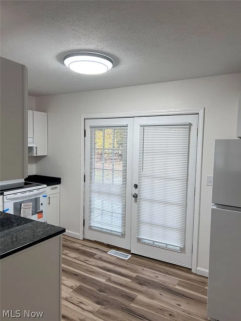 2 bed, 1.5 bath, 1000 sqft, $1,300 — Photo 4