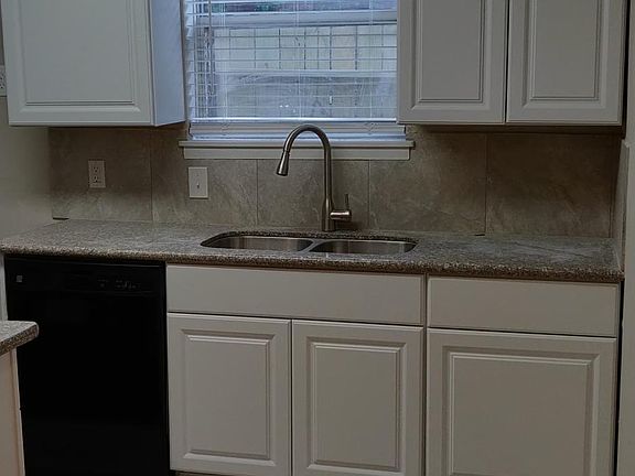 Granite counters and new cabinets in the kitchen!