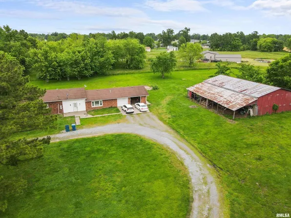 811 W 15th St, Johnston City, IL 62951