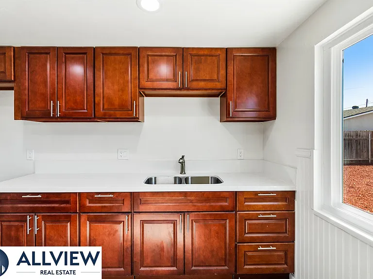 452 South Shaffer Street — Photo 10