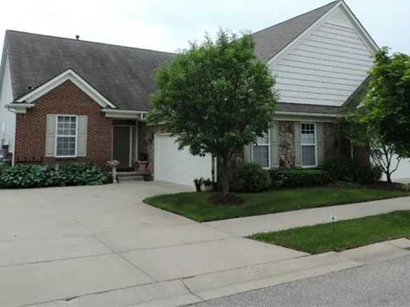 748 Knolls Landing Dr #1, Milford, MI 48381