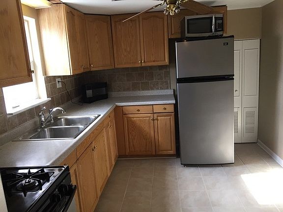 4th image of 2335 Parkrose St