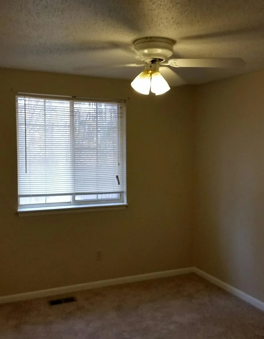 3 bed, 2.5 bath, 1280 sqft, $1,400 — Photo 2