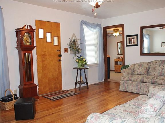 5th image of 914 Glen Way