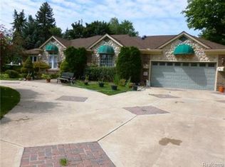 18747 Susanna Dr, Livonia, MI 48152