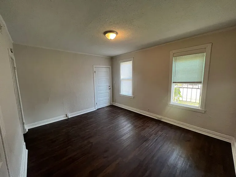 1304 Court Ave — Photo 2