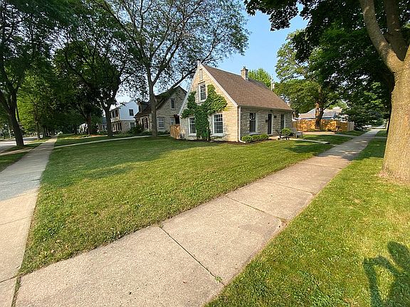 3rd image of 8524 W Wright St