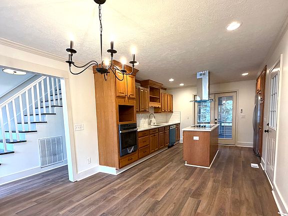 3rd image of 8 Town And Country Dr
