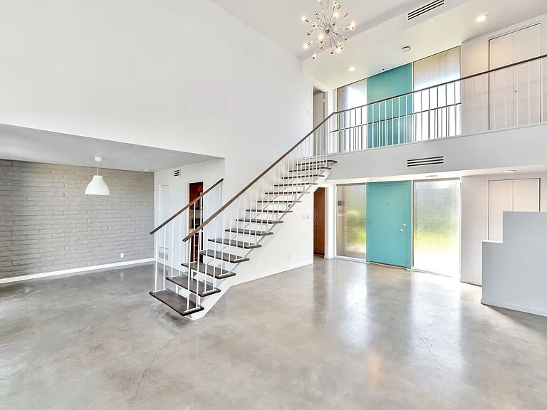 1615 E Maryland Ave — Photo 5